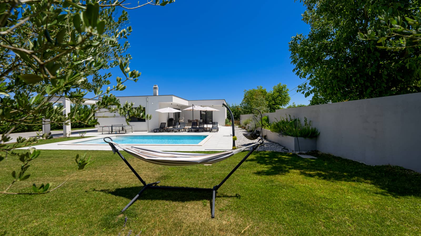 Spacious yard with pool and family-friendly amenities at Villa Botanica
