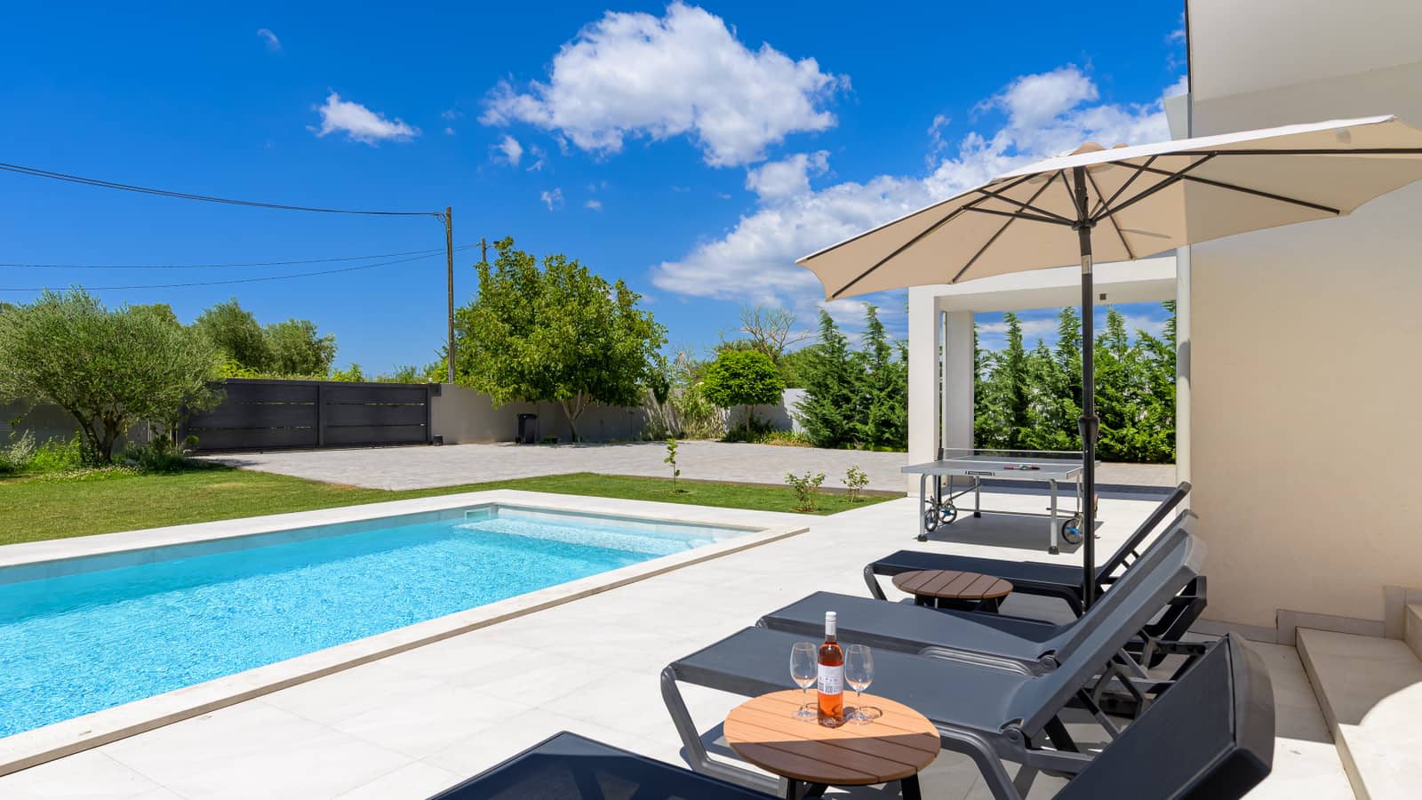 Garage, sauna, and additional features offered at Villa Botanica